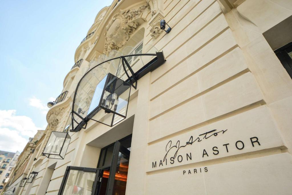 budynek z znakiem na boku w obiekcie Maison Astor Paris, Curio Collection by Hilton w Paryżu