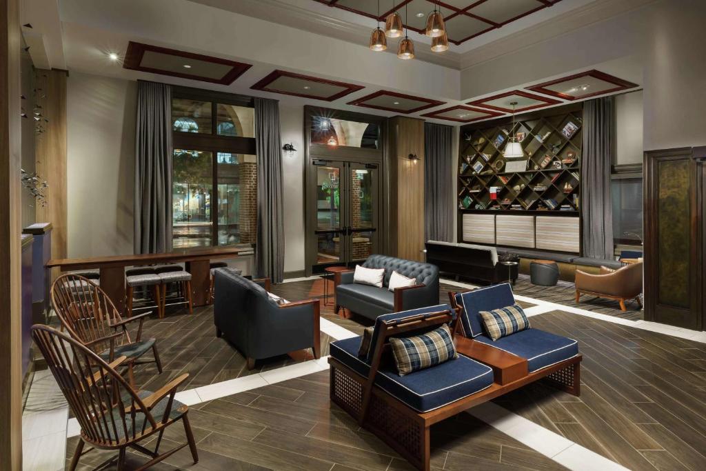 eine Lobby mit Sofas und Stühlen sowie eine Bar in der Unterkunft Hilton Garden Inn Annapolis Downtown in Annapolis