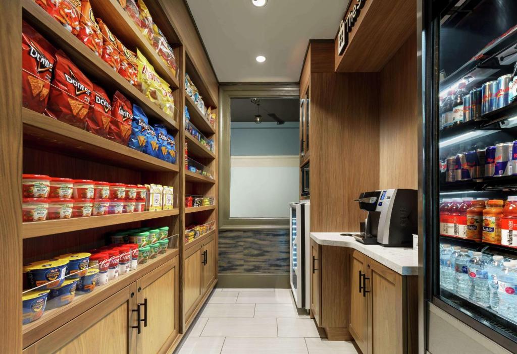 Ein Supermarkt oder andere Läden im Hotel oder in der Nähe