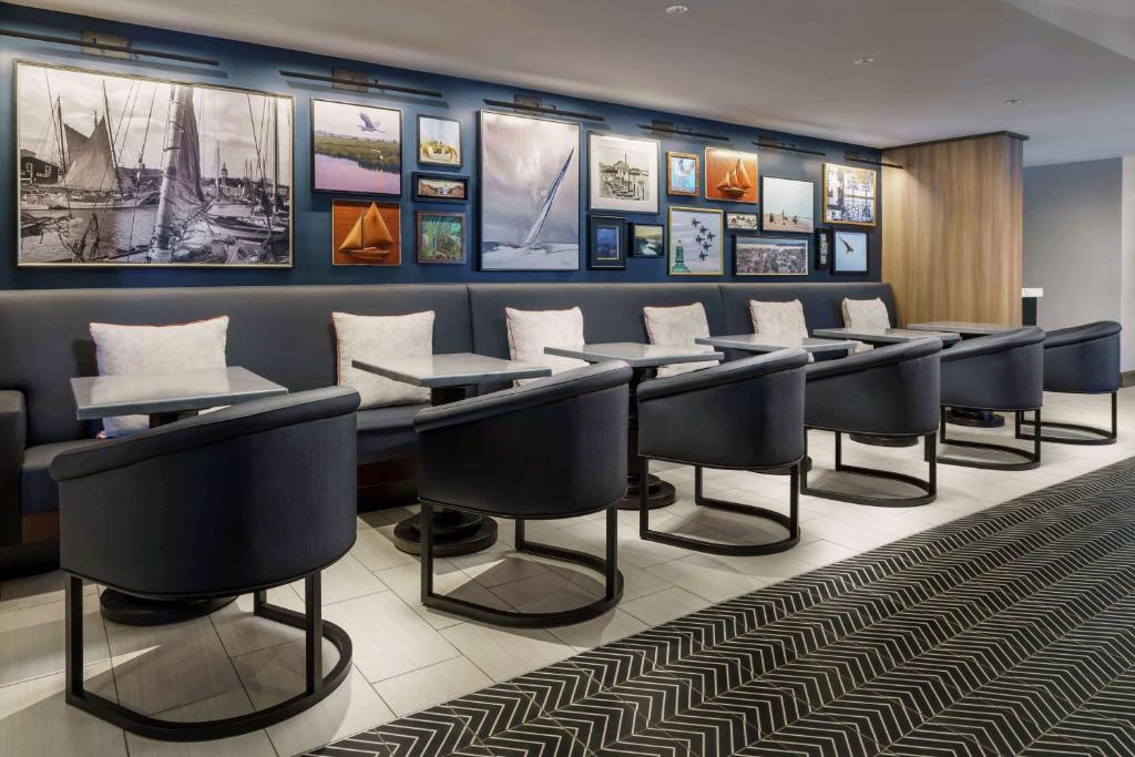 Ein Sitzbereich in der Unterkunft Hilton Garden Inn Annapolis Downtown