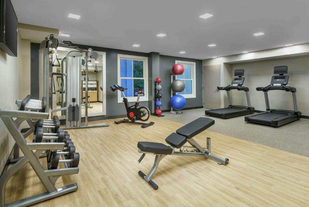Das Fitnesscenter und&#47;oder die Fitnesseinrichtungen in der Unterkunft Hilton Garden Inn Annapolis Downtown