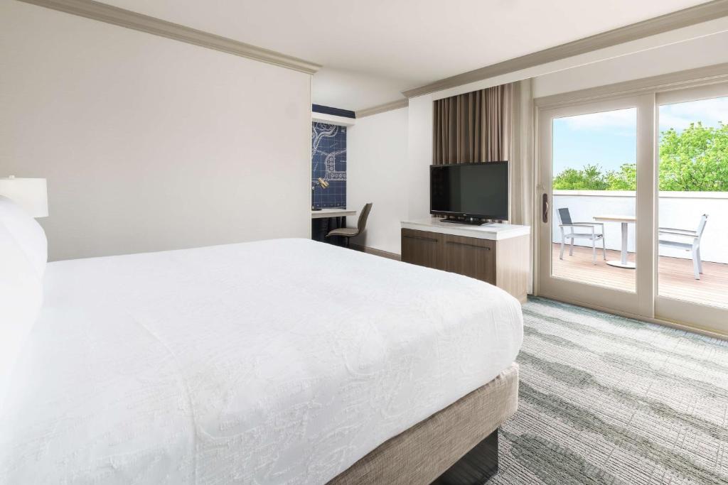 Ein Bett oder Betten in einem Zimmer der Unterkunft Hilton Garden Inn Annapolis Downtown