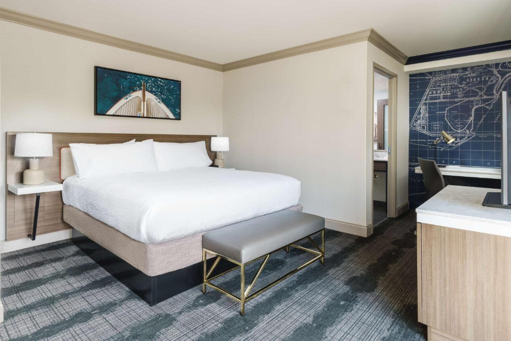 Ein Bett oder Betten in einem Zimmer der Unterkunft Hilton Garden Inn Annapolis Downtown