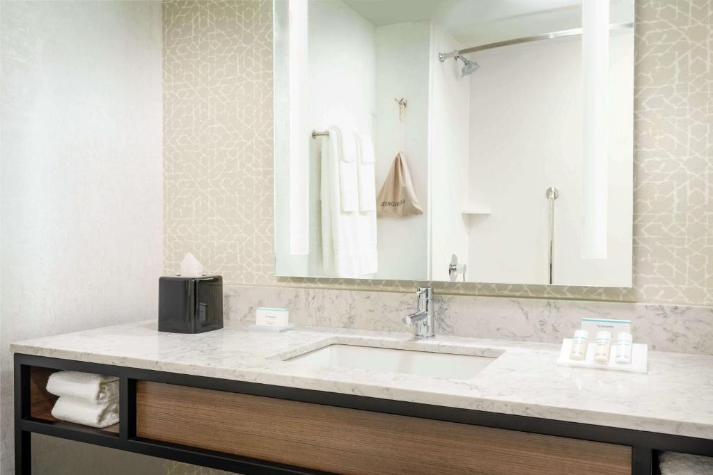 Ein Badezimmer in der Unterkunft Hilton Garden Inn Annapolis Downtown