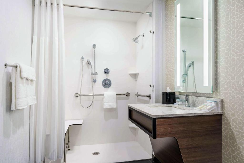 Ein Badezimmer in der Unterkunft Hilton Garden Inn Annapolis Downtown