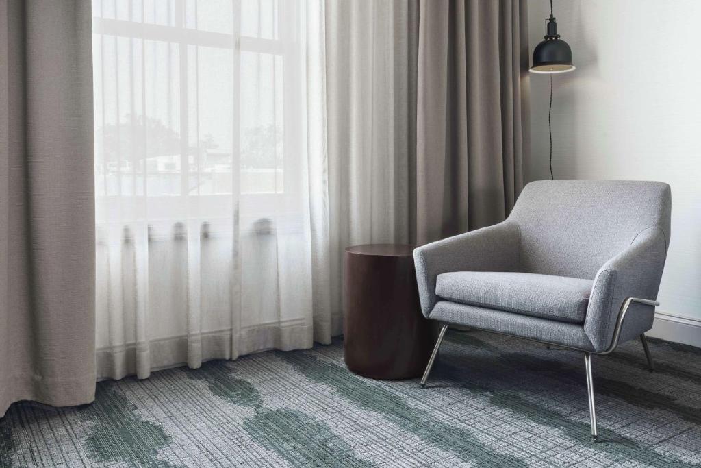 Ein Sitzbereich in der Unterkunft Hilton Garden Inn Annapolis Downtown