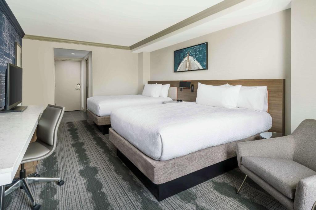 Ein Bett oder Betten in einem Zimmer der Unterkunft Hilton Garden Inn Annapolis Downtown