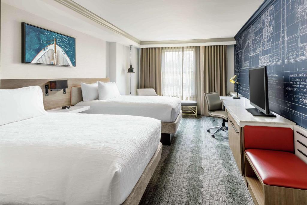 Ein Bett oder Betten in einem Zimmer der Unterkunft Hilton Garden Inn Annapolis Downtown