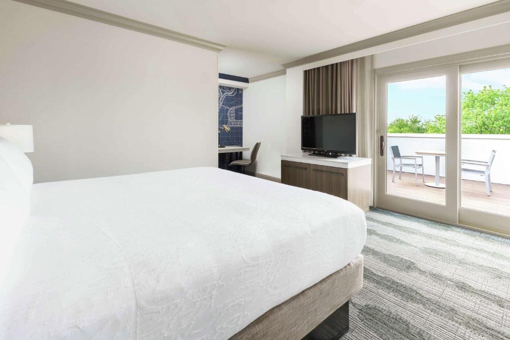 Ein Bett oder Betten in einem Zimmer der Unterkunft Hilton Garden Inn Annapolis Downtown