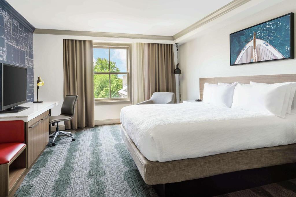 Ein Bett oder Betten in einem Zimmer der Unterkunft Hilton Garden Inn Annapolis Downtown