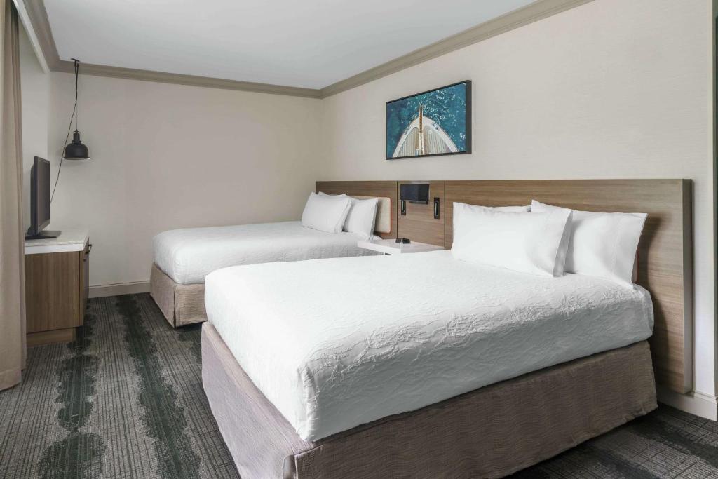 Ein Bett oder Betten in einem Zimmer der Unterkunft Hilton Garden Inn Annapolis Downtown