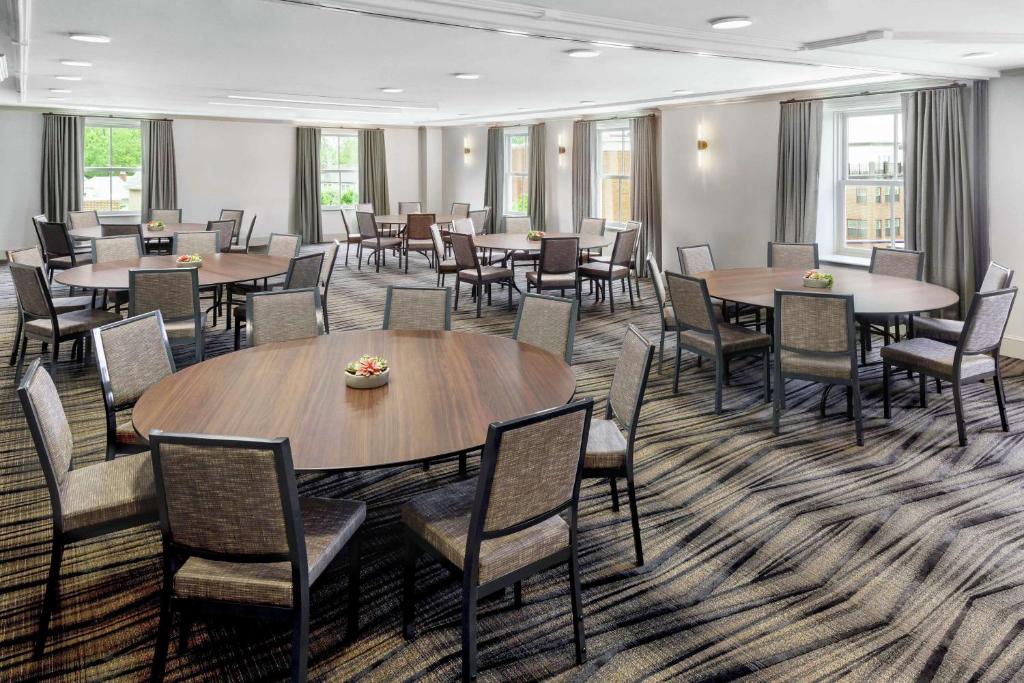 Ein Restaurant oder anderes Speiselokal in der Unterkunft Hilton Garden Inn Annapolis Downtown 