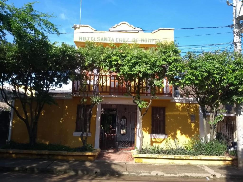 um edifício amarelo com uma placa que lê o estilo hotel Santa Cruz em Hotel Mompox - Hotel Santa Cruz Mompos - Hotel Mompos em Mompós