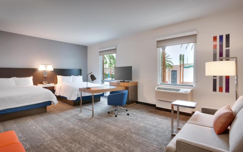 Hampton Inn & Suites Anaheim Resort Convention Center - 