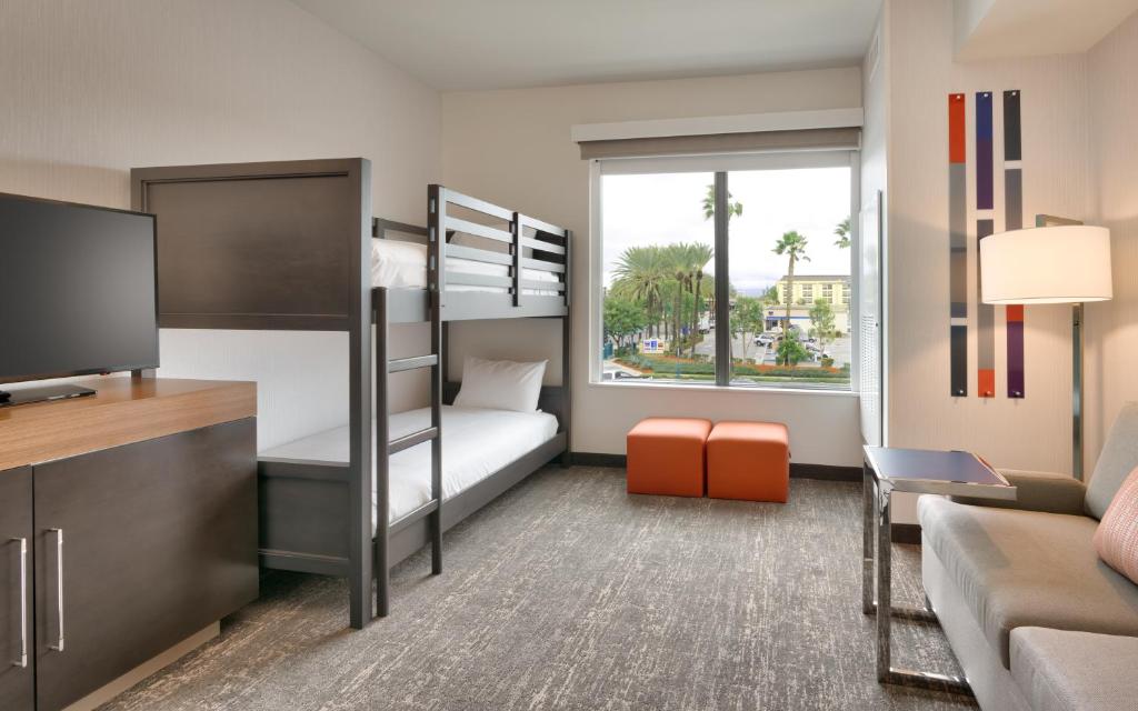Hampton Inn & Suites Anaheim Resort Convention Center - 