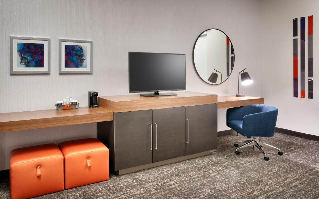 Hampton Inn & Suites Anaheim Resort Convention Center - 