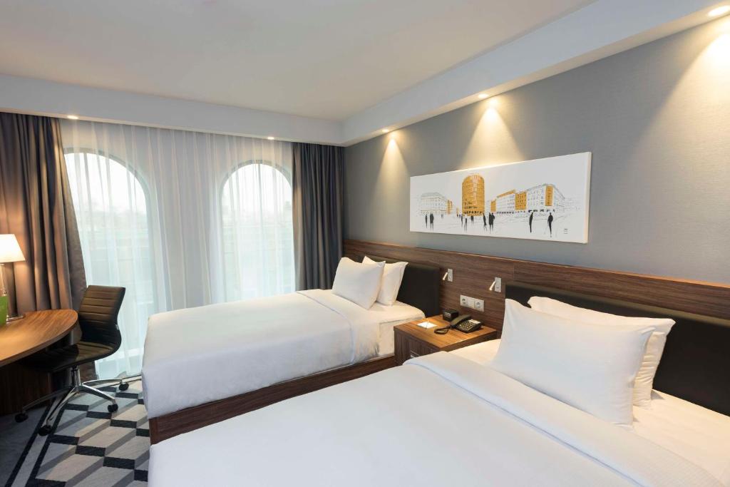 Postel nebo postele na pokoji v ubytování Hampton By Hilton Poznan Old Town