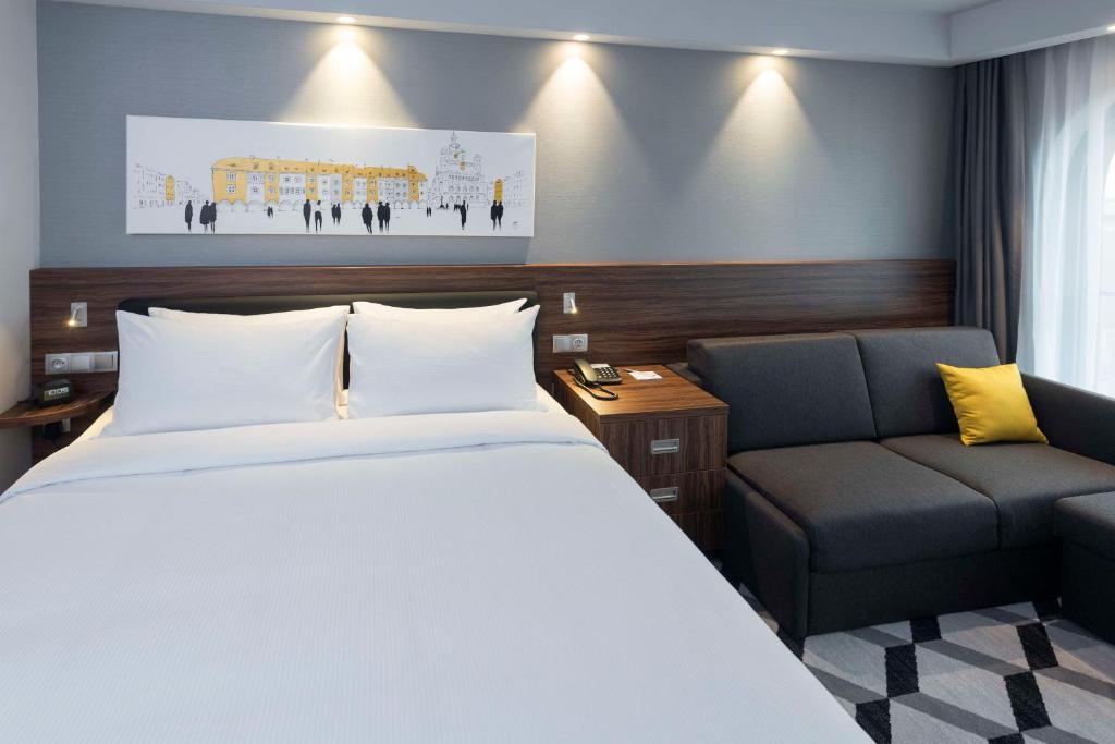 Postel nebo postele na pokoji v ubytování Hampton By Hilton Poznan Old Town