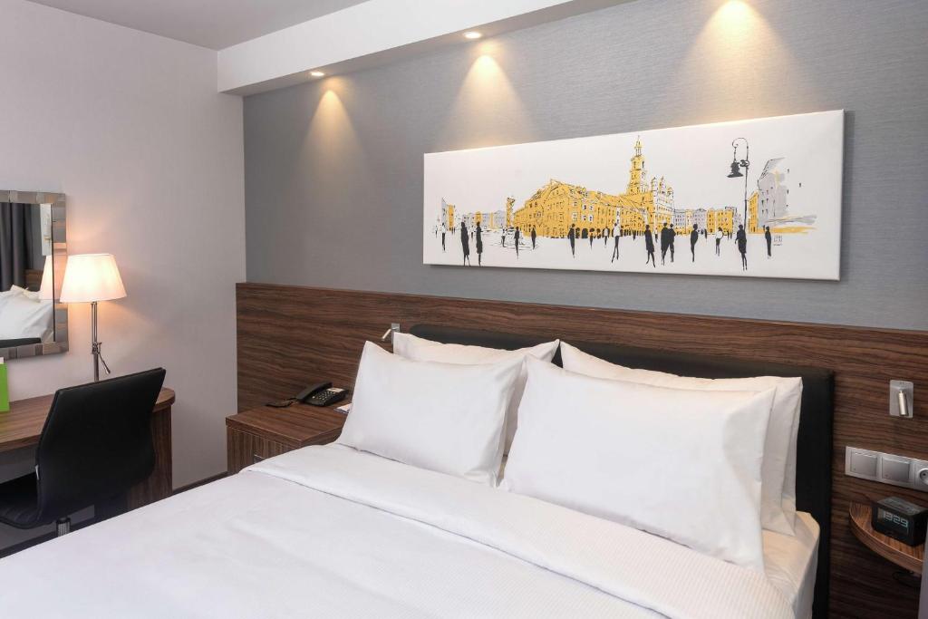 Postel nebo postele na pokoji v ubytování Hampton By Hilton Poznan Old Town