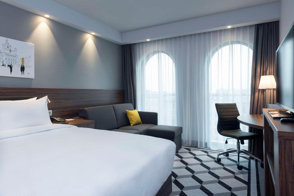 Postel nebo postele na pokoji v ubytování Hampton By Hilton Poznan Old Town