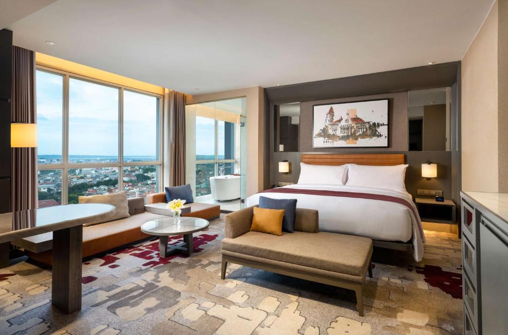 Postel nebo postele na pokoji v ubytování DoubleTree by Hilton Surabaya