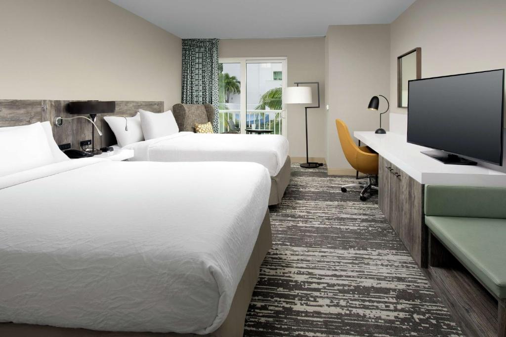 Postel nebo postele na pokoji v ubytování Hilton Garden Inn Miami Brickell South