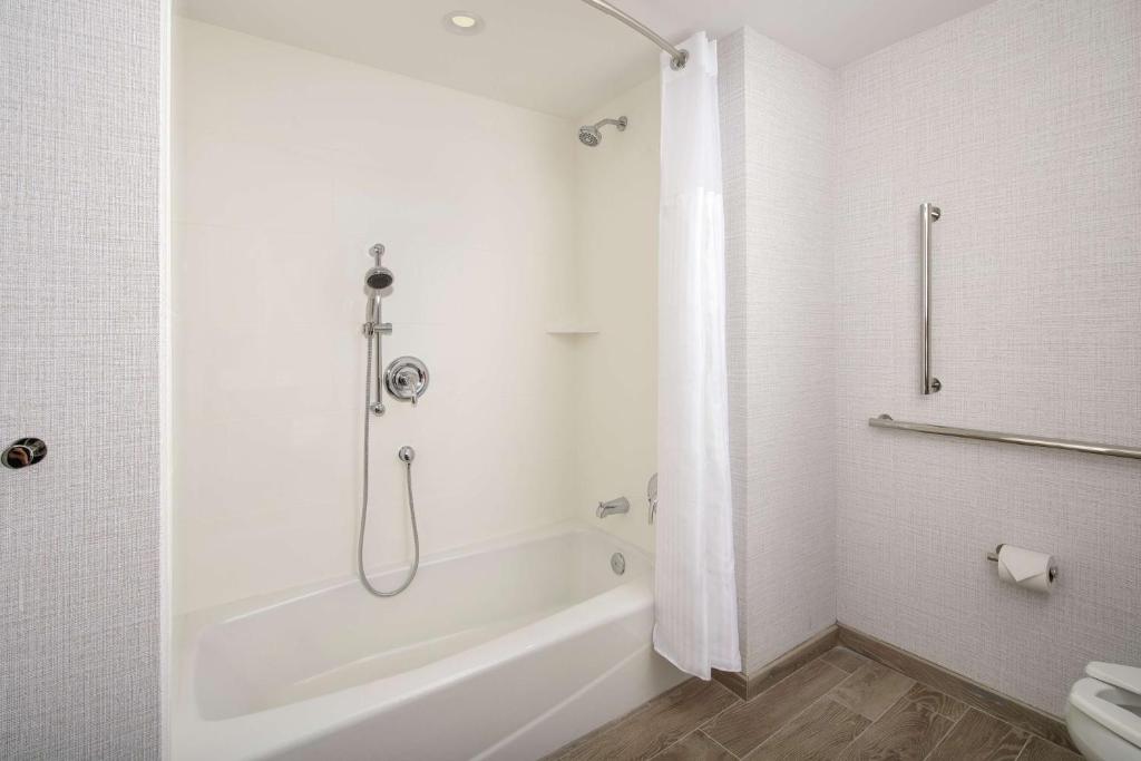 Koupelna v ubytování Hilton Garden Inn Miami Brickell South