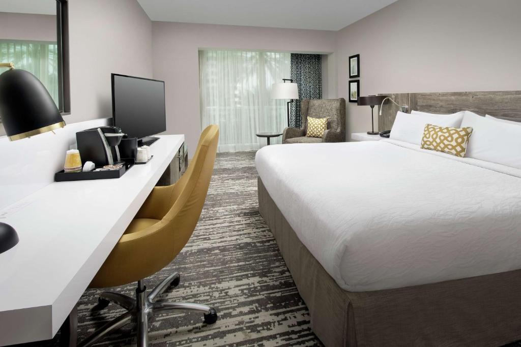 TV a/nebo společenská místnost v ubytování Hilton Garden Inn Miami Brickell South
