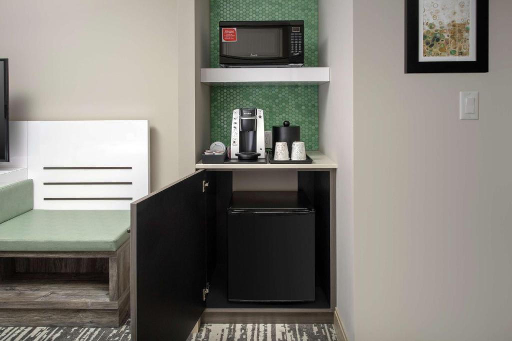 Kuchyň nebo kuchyňský kout v ubytování Hilton Garden Inn Miami Brickell South