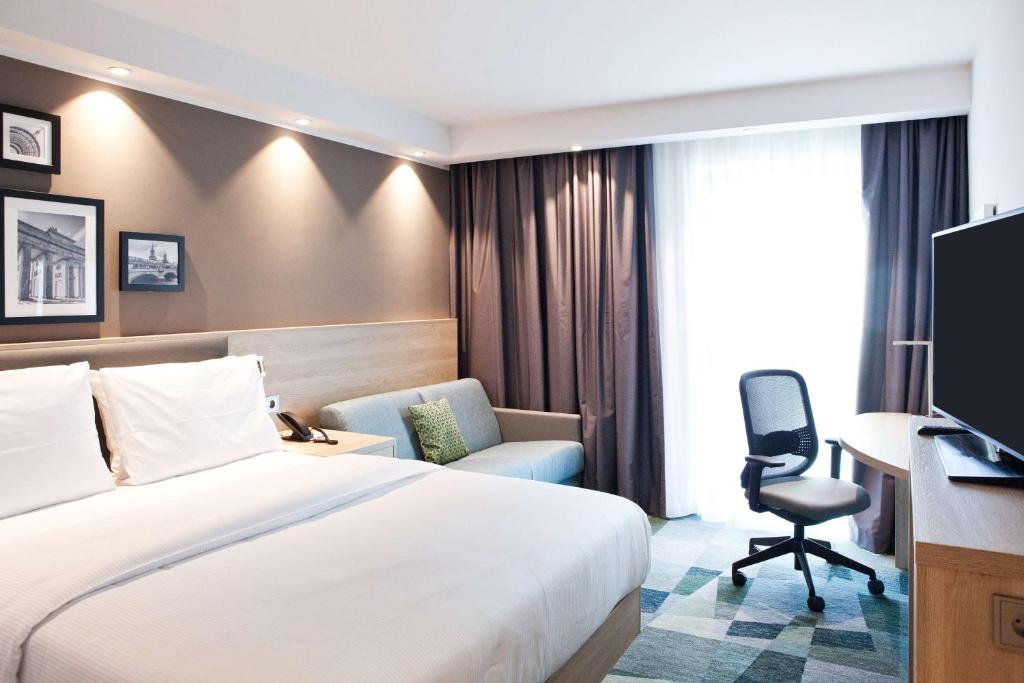 
Queen Room with Sofa Bed - Non-Smoking
