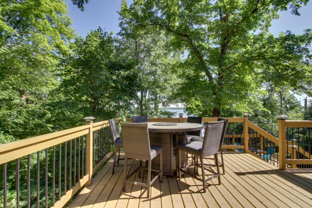 En balkon eller terrasse på Lakefront Brainerd Cabin with Fireplace!