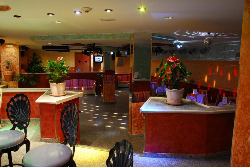 A seating area at LE NEREIDI Hotel & Residence con Piscina-Tennis-Fitness-Parcheggio coperto-Sala Conferenze