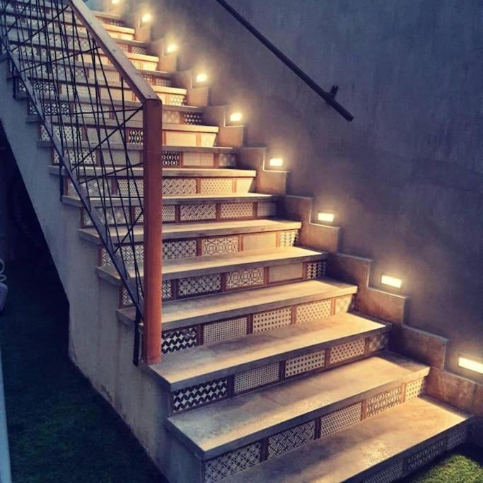 eine Treppe mit Leuchten an der Seite eines Gebäudes in der Unterkunft Stylish Apartment with garden in Kairo