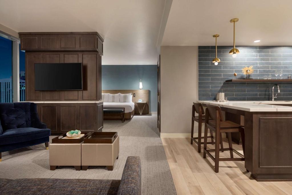 Carte Hotel San Diego Downtown, Curio Collection By Hilton - Junior King Suite Mit Ansicht Der Stadt