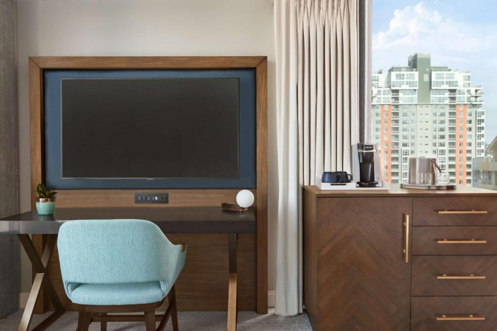 Carte Hotel San Diego Downtown, Curio Collection By Hilton - Queen Room Mit Zwei Queensize -Betten