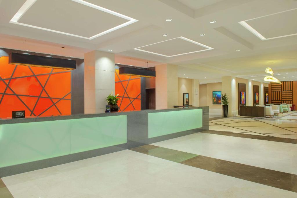 Lobby/Rezeption in der Unterkunft DoubleTree By Hilton Doha - Al Sadd