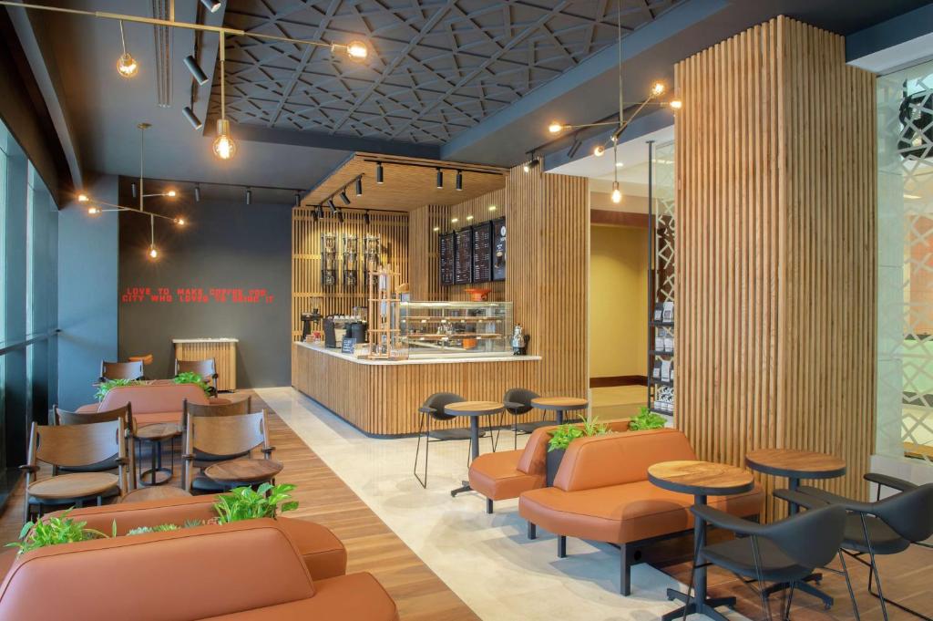 Ein Sitzbereich in der Unterkunft DoubleTree By Hilton Doha - Al Sadd