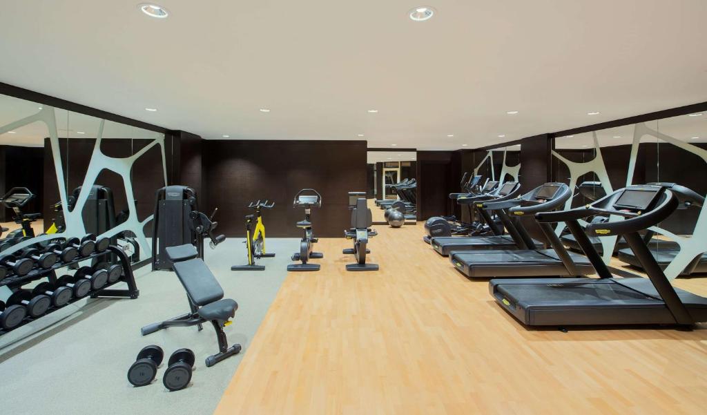 Das Fitnesscenter und/oder die Fitnesseinrichtungen in der Unterkunft DoubleTree By Hilton Doha - Al Sadd