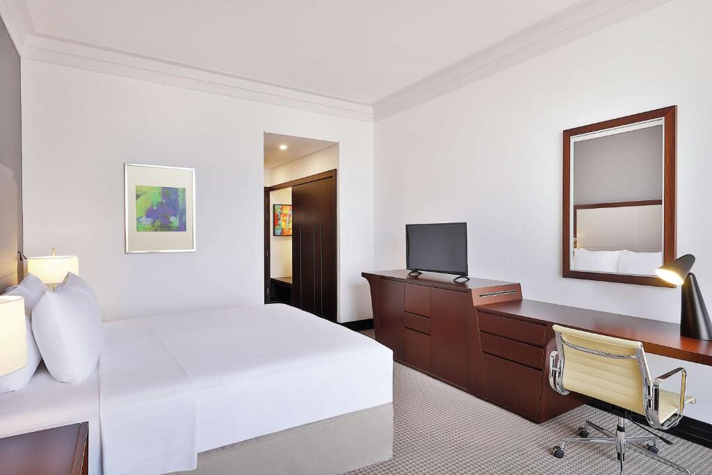 TV/Unterhaltungsangebot in der Unterkunft DoubleTree By Hilton Doha - Al Sadd