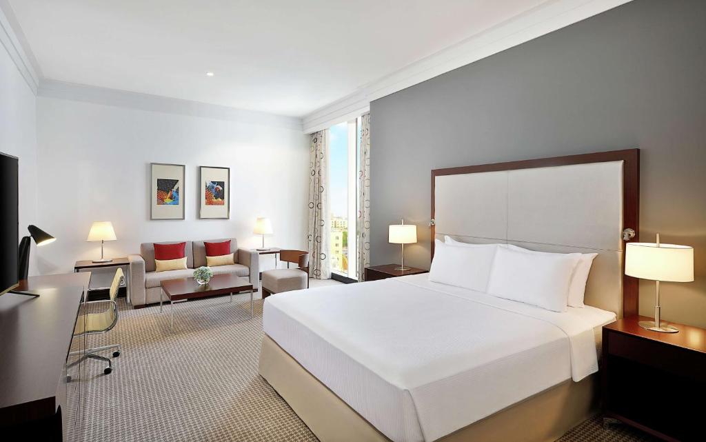 Ein Bett oder Betten in einem Zimmer der Unterkunft DoubleTree By Hilton Doha - Al Sadd