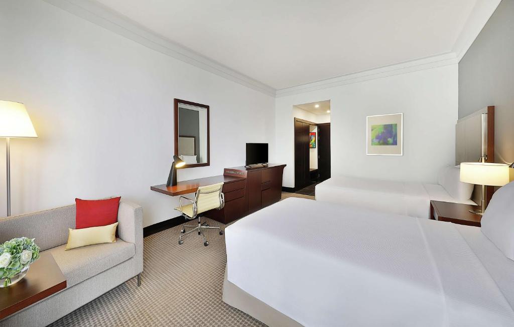 Ein Bett oder Betten in einem Zimmer der Unterkunft DoubleTree By Hilton Doha - Al Sadd