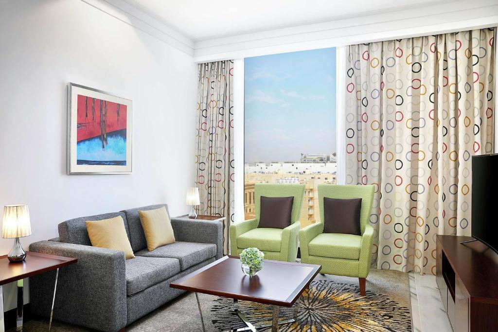 Ein Sitzbereich in der Unterkunft DoubleTree By Hilton Doha - Al Sadd