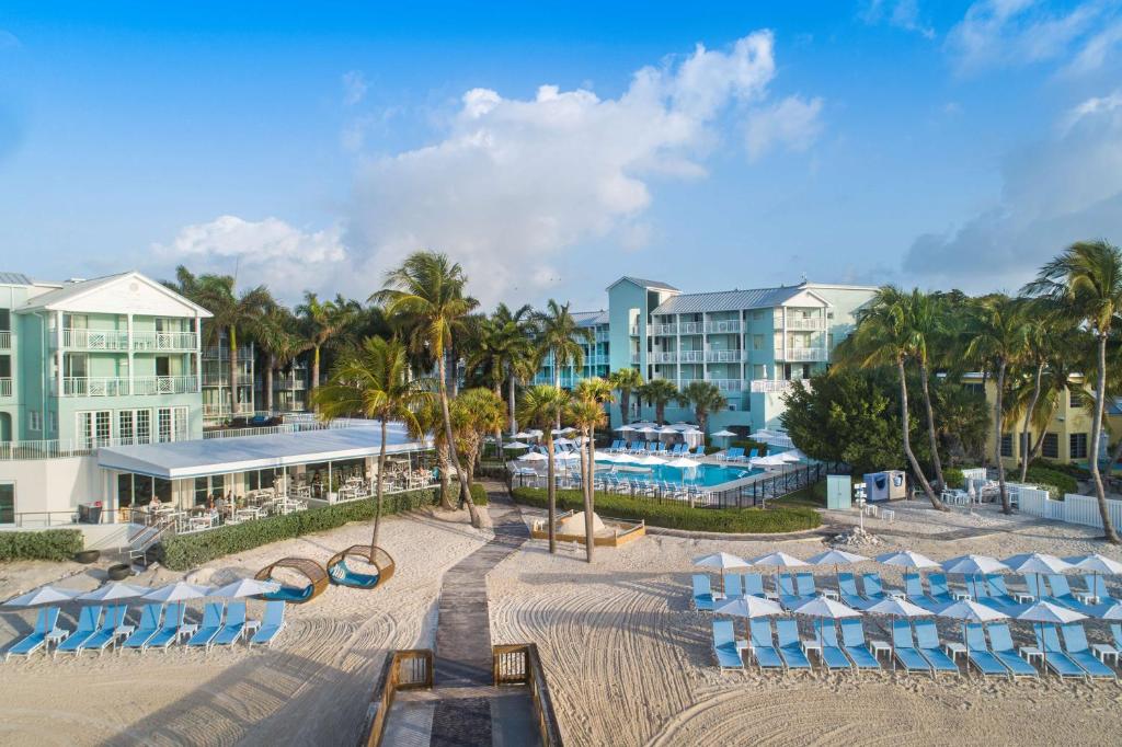 vista su un resort con sedie e piscina di The Reach Key West, Curio Collection by Hilton a Key West
