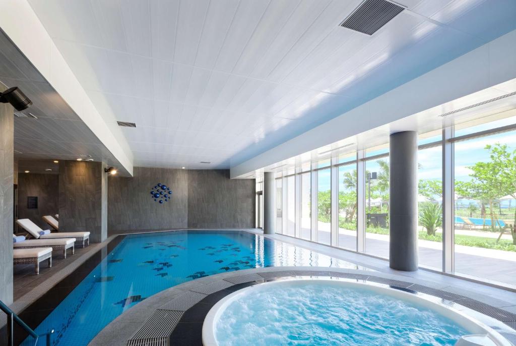 Bazén v ubytování Hilton Okinawa Sesoko Resort nebo v jeho okolí