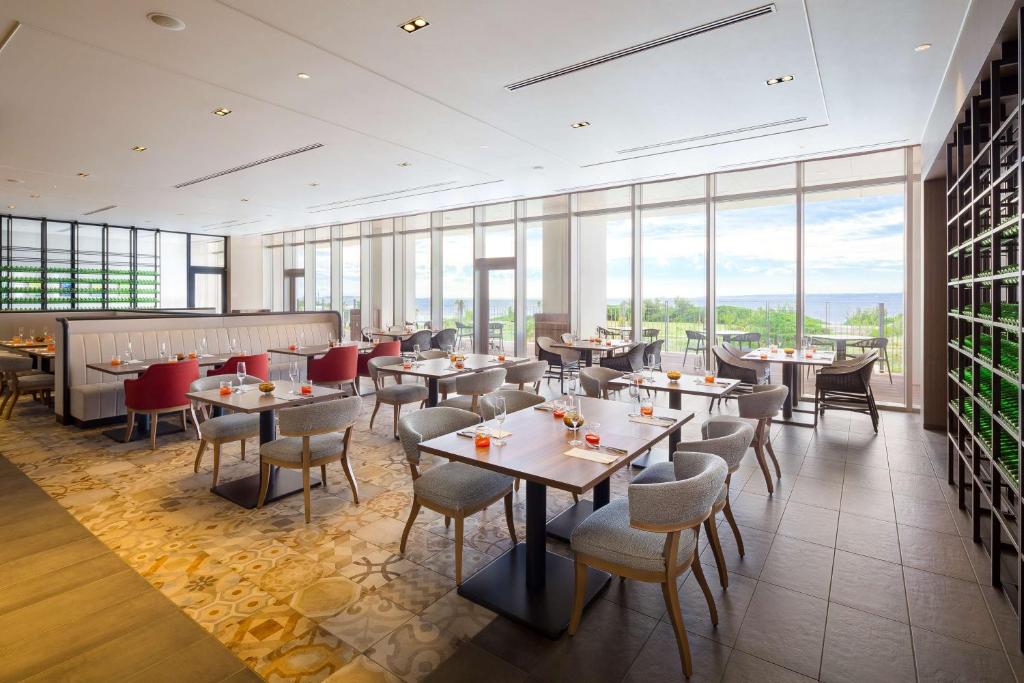 Restaurace v ubytování Hilton Okinawa Sesoko Resort