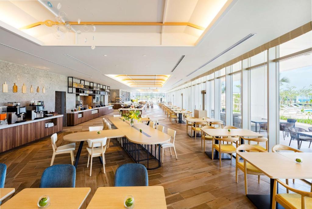 Restaurace v ubytování Hilton Okinawa Sesoko Resort