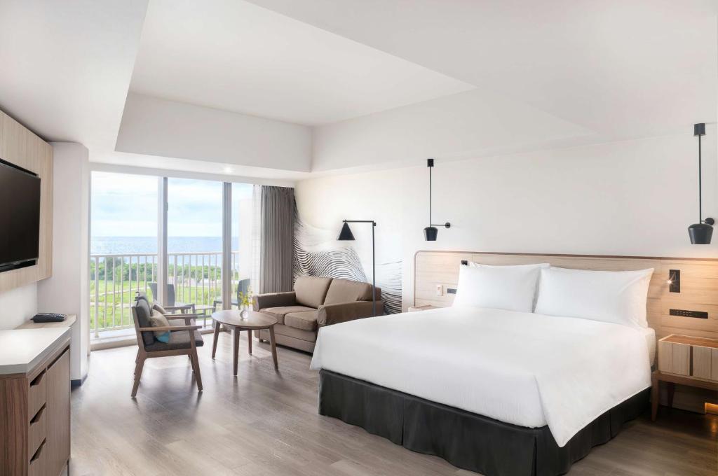 Postel nebo postele na pokoji v ubytování Hilton Okinawa Sesoko Resort