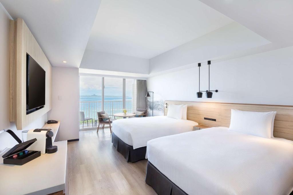 Postel nebo postele na pokoji v ubytování Hilton Okinawa Sesoko Resort