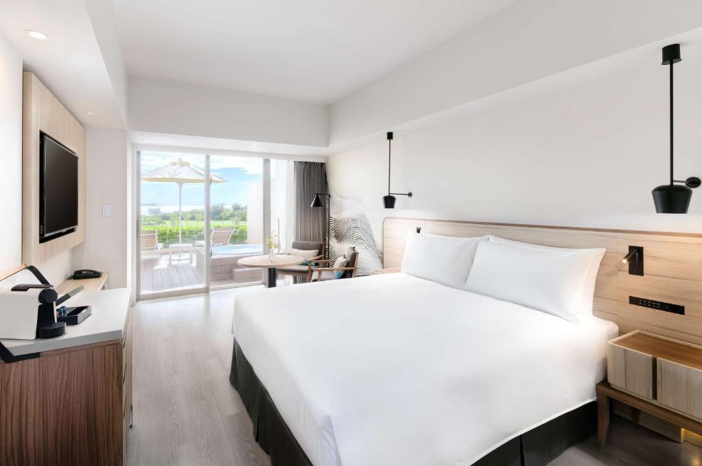 Postel nebo postele na pokoji v ubytování Hilton Okinawa Sesoko Resort