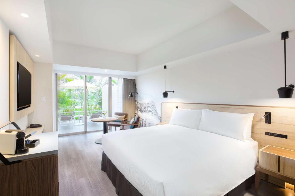 Postel nebo postele na pokoji v ubytování Hilton Okinawa Sesoko Resort